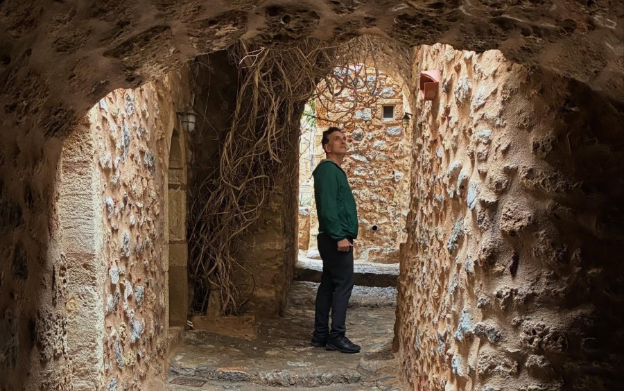 Ο...Κανέλλος -Νίκος Ψαρράς επέστρεψε στη Μάνη και πήγε στο μόνο μέρος που δεν τον είδαμε στη Μάγισσα