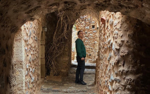 Ο...Κανέλλος -Νίκος Ψαρράς επέστρεψε στη Μάνη και πήγε στο μόνο μέρος που δεν τον είδαμε στη Μάγισσα