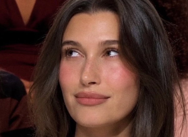 Η makeup artist της Hailey Bieber αποκαλύπτει όλα τα προϊόντα πίσω από το viral μακιγιάζ της, εμπνευσμένο από τη γαλλική ομορφιά