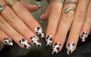 Cowgirl nails: Το μανικιούρ με τα cow print σχέδια είναι το πιο fun trend του καλοκαιριού