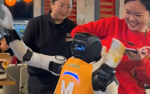 Έβαλαν το ρομπότ σε Celebration Mode και δεν μπορούσαν να το σταματήσουν να χορεύει