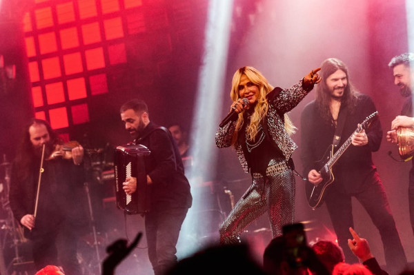 Άννα Βίσση: Μη γνωρίσει άλλον Νίκο, αμέσως να ψάξει τον Καρβέλα! Ο θαμώνας που ανέβασε στη σκηνή και έγιναν viral