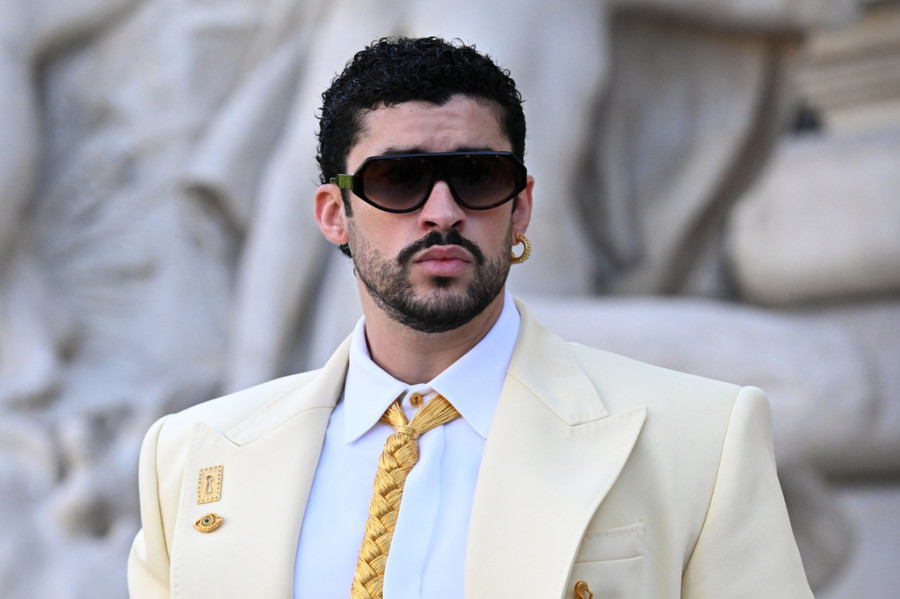 Γιατί οι θαυμαστές του Bad Bunny του δείχνουν το μανικιούρ τους στις συναυλίες του;
