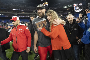 Taylor Swift -Travis Kelce: Θαυμαστές αγοράζουν σκουπίδια που συλλέχθηκαν κοντά στον γάμο τους