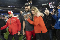Taylor Swift -Travis Kelce: Θαυμαστές αγοράζουν σκουπίδια που συλλέχθηκαν κοντά στον γάμο τους