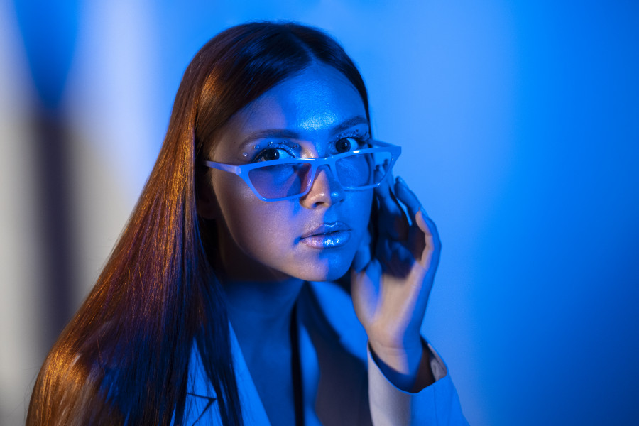 Το μπλε φως από τις οθόνες μας βλάπτει το δέρμα του προσώπου;