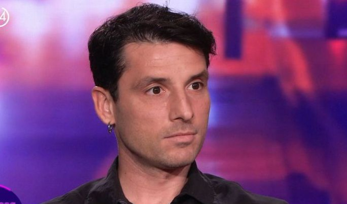 Σπύρος Χατζηαγγελάκης: Οι κοινωνικές συμβάσεις που δεν αντέχει, η ειλικρίνεια που αντέχει και το τραύμα του