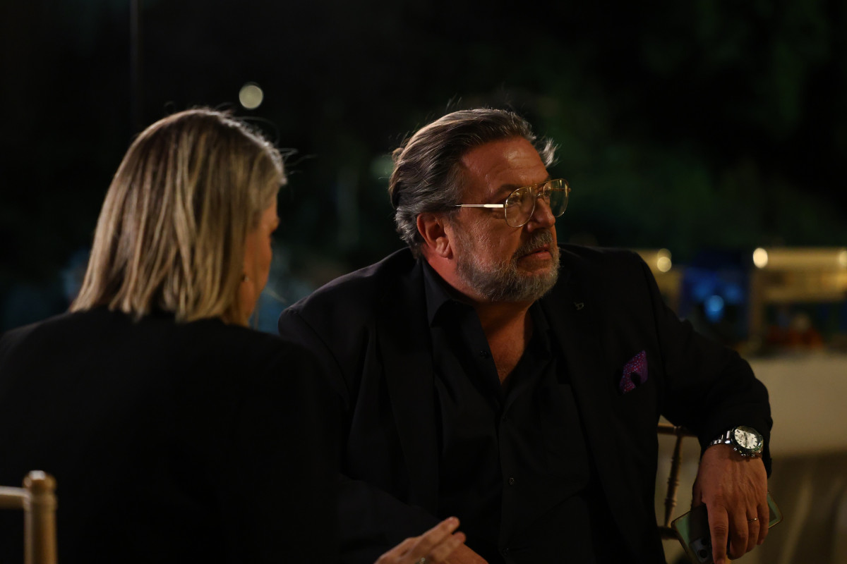 Να μ' αγαπάς: Ο Θεόφιλος εκμεταλλεύεται την κατάσταση εν αγνοία της Σοφίας και αυτό θα φέρει σύγκρουση