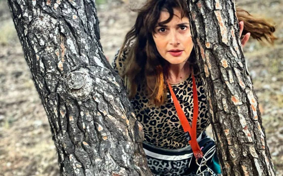 Το ασυνήθιστο mix and match σε animal prints της Κωνσταντάκη έστειλε τη Μαγγίρα στα...κάγκελα