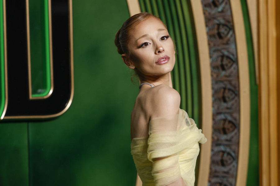 Η Ariana Grande αποχαιρετά το ξανθό και επιστρέφει στο φυσικό της χρώμα