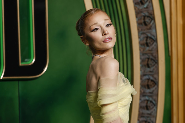 Η Ariana Grande αποχαιρετά το ξανθό και επιστρέφει στο φυσικό της χρώμα