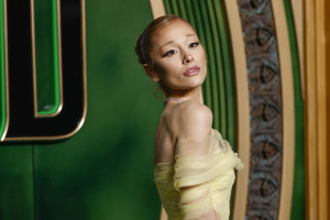 Η Ariana Grande αποχαιρετά το ξανθό και επιστρέφει στο φυσικό της χρώμα