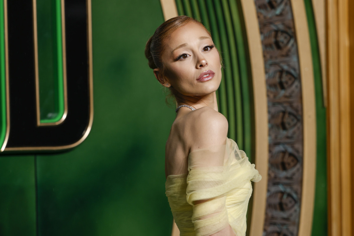 Η Ariana Grande αποχαιρετά το ξανθό και επιστρέφει στο φυσικό της χρώμα