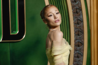 Η Ariana Grande αποχαιρετά το ξανθό και επιστρέφει στο φυσικό της χρώμα