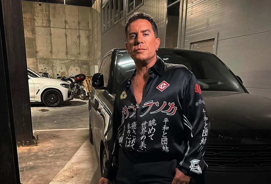 Γιώργος Μαζωνάκης: Έβαψε τα μαλλιά του κατακόκκινα και όλοι μιλούν για τη νέα του εικόνα