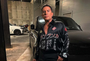 Γιώργος Μαζωνάκης: Έβαψε τα μαλλιά του κατακόκκινα και όλοι μιλούν για τη νέα του εικόνα