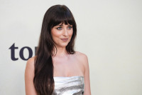 Η Dakota Johnson τόλμησε το απόλυτο see-through με μια δαντελένια Gucci δημιουργία