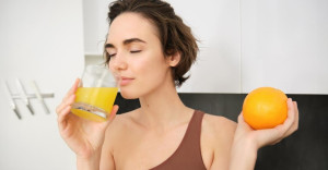 Είναι όντως το πρωινό η καλύτερη στιγμή για να πίνουμε χυμό φρούτων;