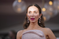 Το καυτό ροζ μανικιούρ της Emily Blunt «σπάει» τους κανόνες της φθινοπωρινής ομορφιάς