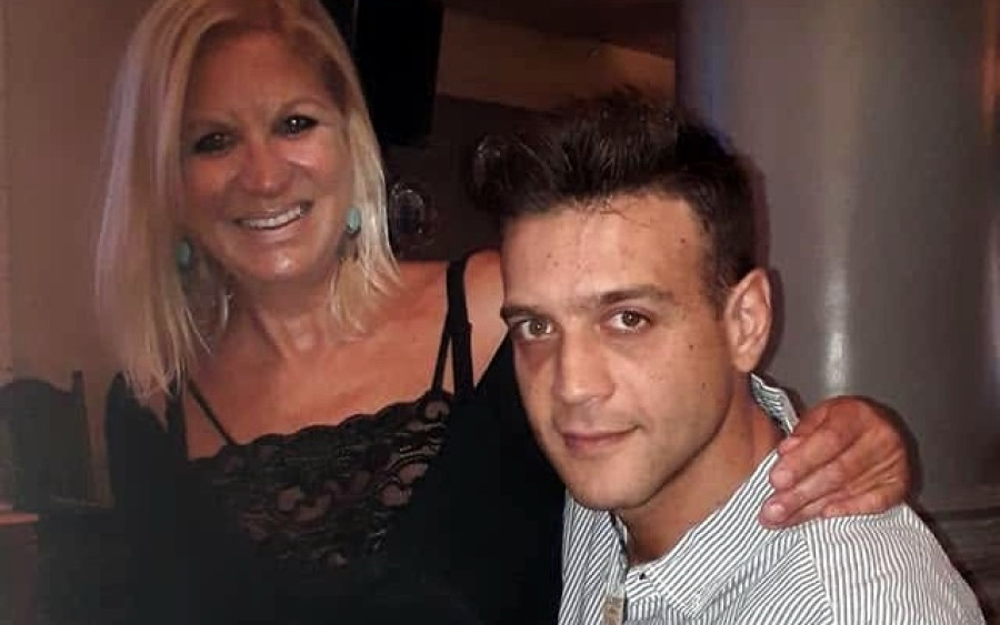The Voice: Ο εγγονός του Ζαμπέτα και γιος της Ελένη Νταράλα τραγούδησε επιτυχία του παππού του και ξεσήκωσε