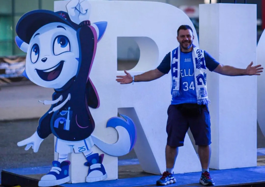 Ευτύχης Μπλέτσας: Είναι το γούρι της Εθνικής; Η σύζυγός του πάντως το πιστεύει!