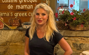Ελένη Μενεγάκη:Το νησιώτικο γλέντι που την τρέλανε στη Νάξο και τα έδωσε όλα