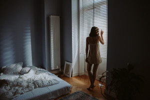 Ο ήλιος βλάπτει το δέρμα ακόμη και πίσω από το τζάμι; Δερματολόγος δίνει την απάντηση
