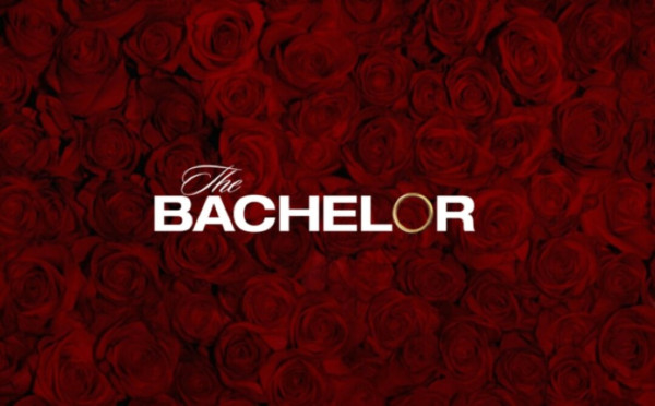 Πρώην παίκτρια του «The Bachelor» είναι έγκυος στο πρώτο της παιδί και κρατά κρυφή την ταυτότητα του συντρόφου της
