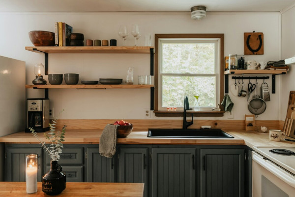Πώς να οργανώσεις την κουζίνα σου με DIY λύσεις που κοστίζουν λιγότερο από 20 ευρώ