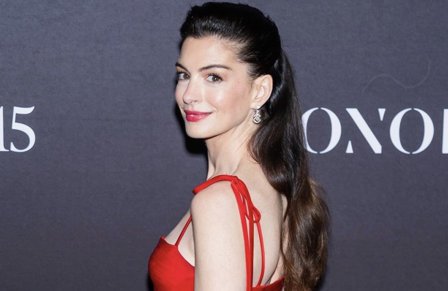 Η Anne Hathaway επιστρέφει (επιτέλους) με τις διάσημες αφέλειες από το “The Devil Wears Prada”