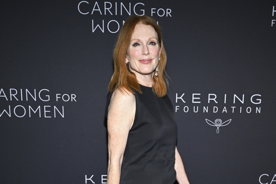 Η Julianne Moore εμφανίζεται χωρίς μακιγιάζ και αποκαλύπτει μια φυσικά λαμπερή επιδερμίδα