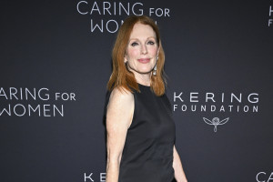 Η Julianne Moore εμφανίζεται χωρίς μακιγιάζ και αποκαλύπτει μια φυσικά λαμπερή επιδερμίδα