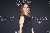 Η Julianne Moore εμφανίζεται χωρίς μακιγιάζ και αποκαλύπτει μια φυσικά λαμπερή επιδερμίδα