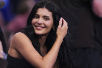 Η Kylie Jenner πρόσθεσε ένα απρόσμενο αξεσουάρ στο bandeau bra της