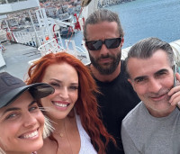 Ο Βασάλος κάνει διακοπές με τους... θείους του (Χρηστίδου, Σταματόπουλο, Κοντοβά) με χρέη μάγειρα και οδηγού!