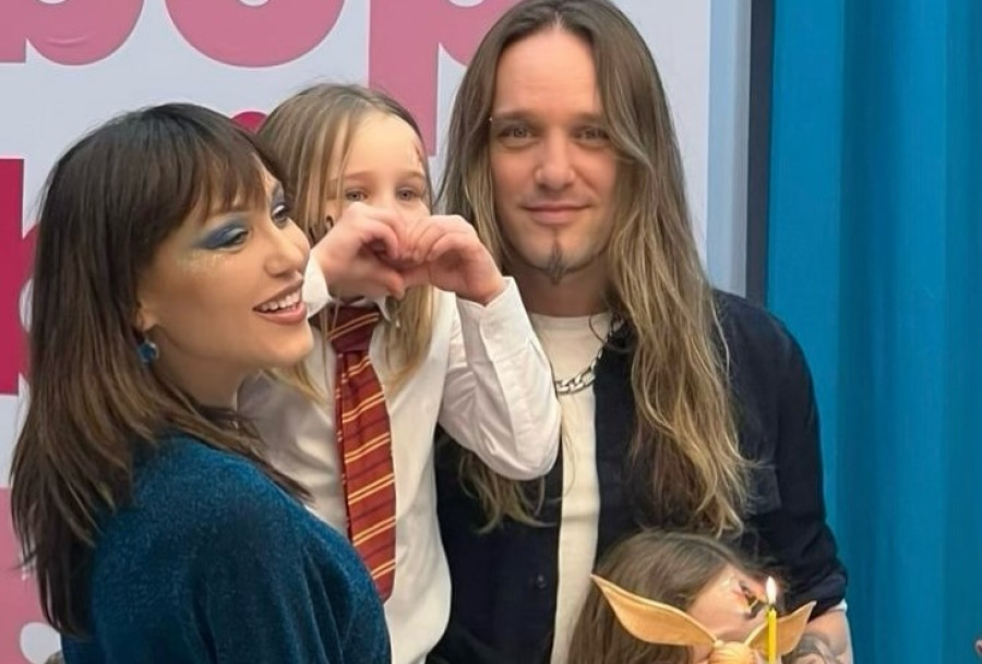 Πηνελόπη Αναστασοπούλου: Ποζάρει με τις κόρες της ως ροκ Άγγελοι του... Fotis, λίγο πριν αποκτήσει μακριές μπούκλες και ράστα