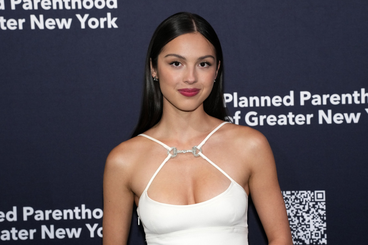 Η Olivia Rodrigo απέδειξε ότι το “Prep School Pin” είναι η πιο εύκολη φθινοπωρινή τάση για να τελειοποιήσεις τα look σου