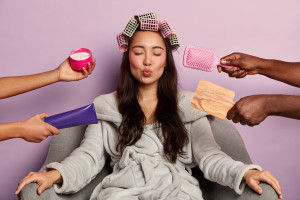 Μήπως τα self-care trends του διαδικτύου σε αγχώνουν αντί να σε χαλαρώνουν;