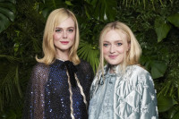 Η Dakota &amp; η Elle Fanning υπαινίχθηκαν το τηλεοπτικό τους project με την Paris Hilton
