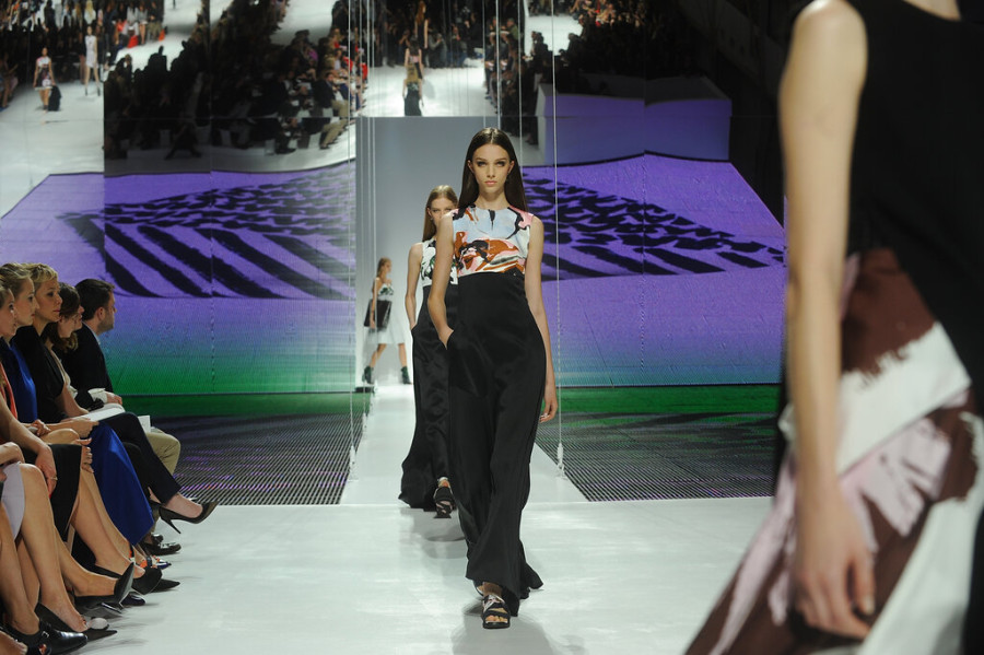 Σύμφωνα με την επίδειξη του Dior, αυτά είναι τα jeans που θα φοράμε όλοι τον επόμενο χειμώνα