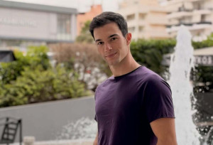 Νίκος Κοσώνας: Το backstage πριν βγει γυμνός στη σκηνή και τα 10 δευτερόλεπτα που τον αγχώνουν