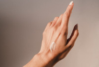 Hands Care: Τι πρέπει να αποφεύγεις για να διατηρήσεις νεανικά τα χέρια σου