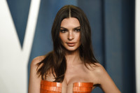 Το pattern-clashing bikini της Emily Ratajkowski είχε και dadcore twist