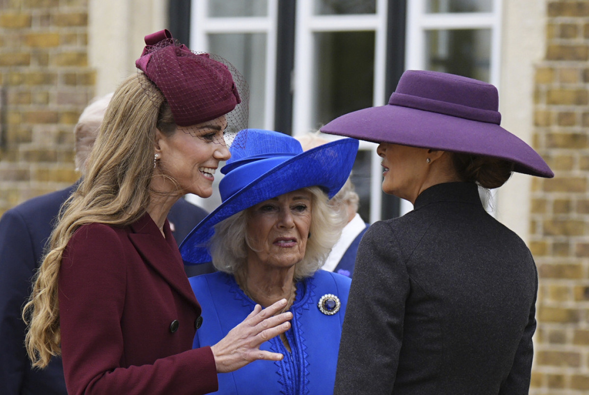 Βασίλισσα Καμίλα: Η αμήχανη στιγμή που η Kate Middleton και η Melania Trump έγιναν «κολλητές» και την άφησαν στην απ’ έξω