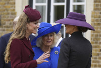 Βασίλισσα Καμίλα: Η αμήχανη στιγμή που η Kate Middleton και η Melania Trump έγιναν «κολλητές» και την άφησαν στην απ’ έξω