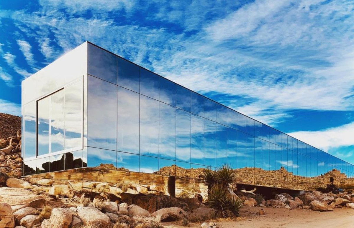 TikToker χρεώθηκε 10.000 δολάρια για μια selfie στο διάσημο Invisible House και έφαγε και κράξιμο