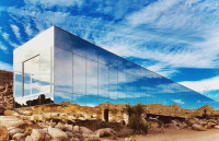 TikToker χρεώθηκε 10.000 δολάρια για μια selfie στο διάσημο Invisible House και έφαγε και κράξιμο
