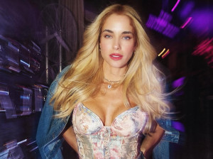 Oι fashionable γυναίκες φοράνε ξανά κορσέ. Η Δούκισσα Νομικού σού δείχνει πώς να το κάνεις με τον πιο youngish και stylish τρόπο