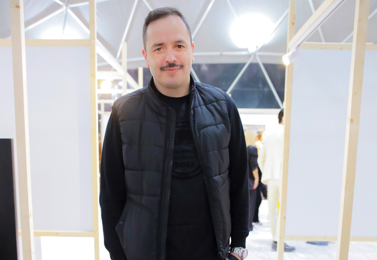 Αλέξανδρος Τσουβέλας: «Φάγαμε ΤΟ κράξιμο όταν κυκλοφόρησε φωτογραφία με τη σύντροφό μου. Γράφανε "με τη μάνα του τα 'χει"»