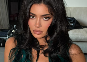 Η Kylie Jenner συνδύασε την νέα της (super hot) απόχρωση μαλλιών με το φόρεμά της